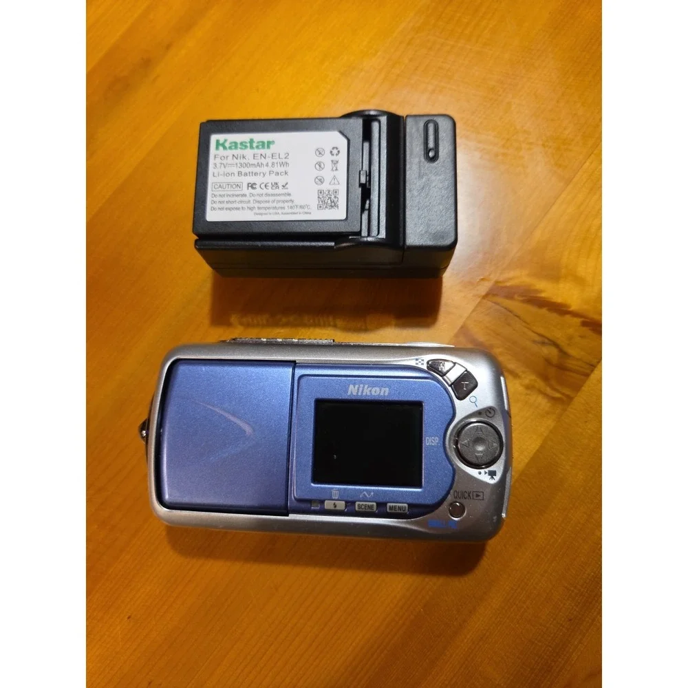 Nikon COOLPIX 2500 Silver Blue 2MP Compact Digital Camera Swivel 3x Nikkor Japan